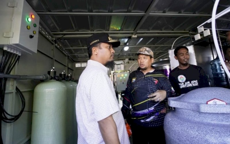 PENINJAUAN. Gubernur Sulsel, Andi Sudirman Sulaiman, mengunjungi Desa Pulau Persatuan, Pulau Kanalo 2, Kecamatan Pulau Sembilan, Kabupaten Sinjai, Minggu (23/10/2022). foto: istimewa