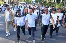 Gubernur Sulsel dan Pangdam XIV Hasanuddin Bersama Warga Gerak Jalan Santai 5 Km