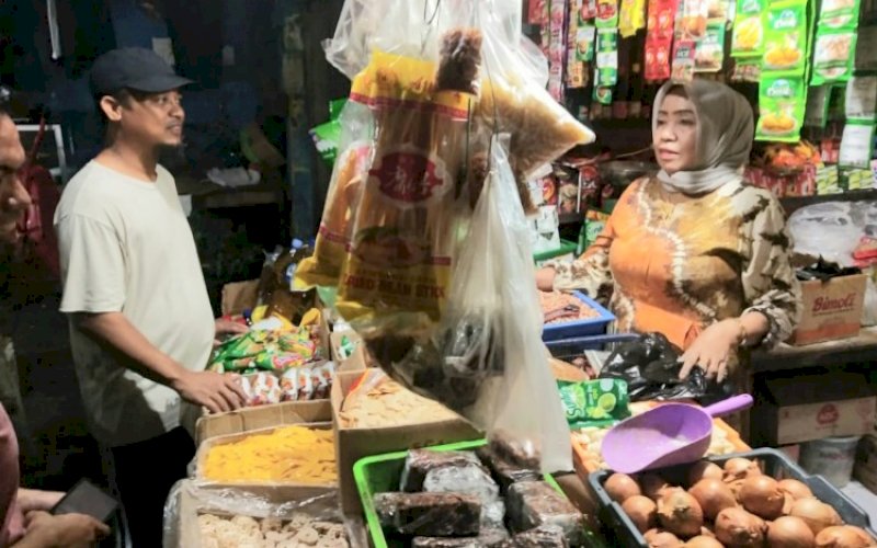 PANTAU HARGA. Gubernur Sulsel, Andi Sudirman Sulaiman, berkunjung ke Pasar Sawah, yang terletak di Jl Gunung Latimojong Kelurahan Lajangiru, Kecamatan Ujung Pandang, Kota Makassar, Selasa (11/10/2022) pagi. foto: istimewa
