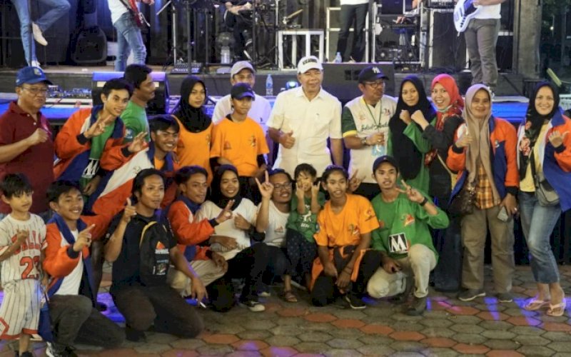 JAMUAN. Bupati Bulukumba, Andi Muchtar Ali Yusuf, menjamu kontingen Bulukumba makan malam bersama di Cafe Amaly, Larea-rea, Kabupaten Sinjai, Kamis (27/10/2022). foto: istimewa