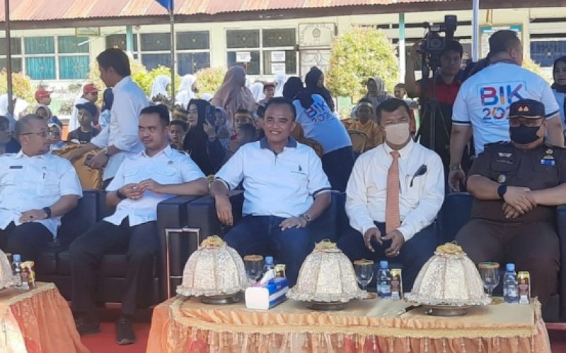 LAUNCHING. Bupati Bulukumba Andi Muchtar Ali Yusuf didampingi Kepala Cabang Bank Sulselbar Bulukumba Rio Subagio melaunching Tabungan Simpanan Pelajar (Simpel) di SD Negeri 2 Terang Terang, Kecamatan Ujung Bulu, Kabupaten Bulukumba Rabu (26/10/2022). foto; istimewa