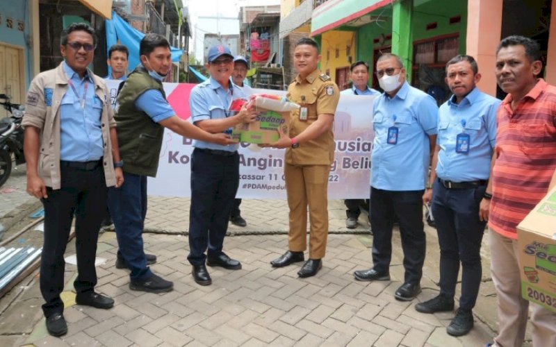 BANTUAN. Direksi Utama Perumda Air Minum Kota Makassar Beni Iskandar menyerahkan bantuan secara simbolis untuk korban angin puting beliung di Kelurahan Maccini Sombala, Kecamatan Tamalate, Kota Makassar, yang diterima Lurah Maccini Sombala Saddam Musma, Selasa (11/10/2022). foto: istimewa