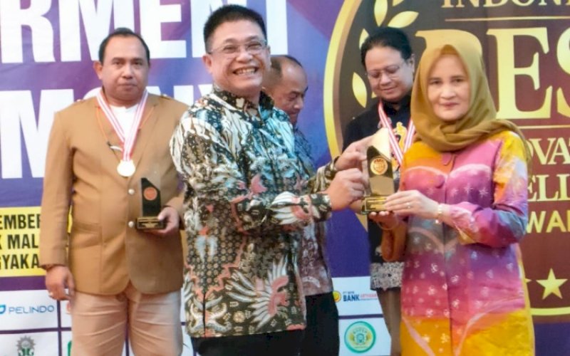 PENGHARGAAN. Direktur Utama Perumda Air Minum Kota Makassar, Beni Iskandar, didaulat menerima penghargaan nasional dari 5 Pilar Media Communication dalam acara Indonesia Best Innovation Excellent Award 2022 di Jambuluwuk Malioboro Hotel Yogyakarta, Jumat (30/9/2022). foto: istimewa