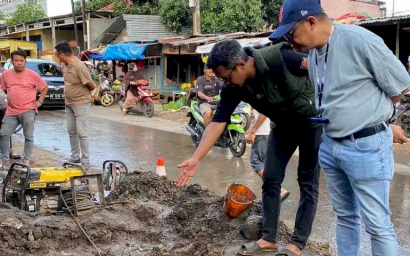 PENINJAUAN. Direktur Utama Perumda Air Minum Kota Makassar, Beni Iskandar, saat meninjau lokasi pengerjaan kebocoran pipa distribusi utama jalur Perumnas Antang dari Instalasi Pengolahan Antang bocor, Minggu (9/10/2022). foto: istimewa