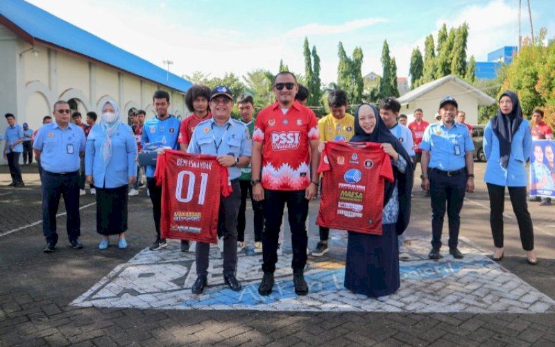 PELEPASAN. Prosesi pelepasan tim sepak bola Makassar yang akan turun di Porprov Sulsel XVII 2022 yang dipimpin Direktur Utama Perumda Air Minum Kota Makassar, Beni Iskandar di Lapangan Upacara PDAM Kota Makassar, Senin (17/10/2022). foto: istimewa