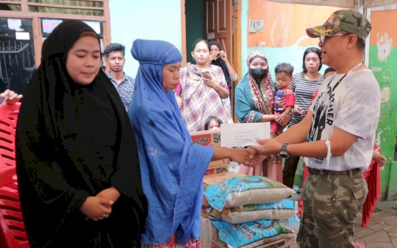 SANTUNAN. Direktur Utama Perumda Air Minum Kota, Beni Iskandar, menyantuni keluarga petugas kebersihan Kecamatan Makassar, Almarhum Nurdin Dg Gassing, yang tertimpa musibah dan meninggal dunia akibat ditabrak pengendara mobil saat hendak bekerja. foto: istimewa