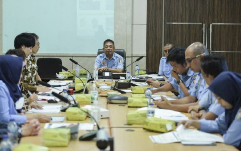 PERTEMUAN. Direktur Utama Perumda Air Minum Kota Makassar, Beni Iskandar, menerima kunjungan dari perwakilan Japan International Cooperation Agency (JICA) di Ruang Rapat Direksi Perumda Air Minum Kota Makassar, Senin (31/10/2022). foto: istimewa