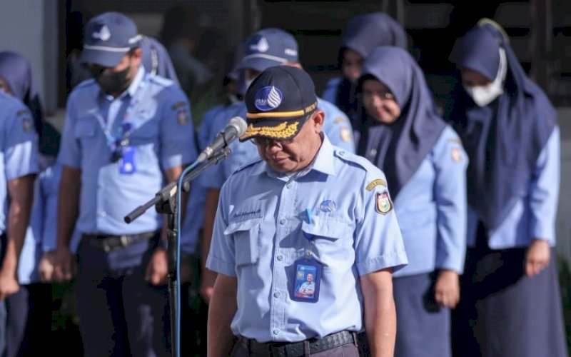 HENING CIPTA. Direktur Utama Perumda Air Minum Kota Makassar, Beni Iskandar,&nbsp; memimpin seluruh peserta apel pagi untuk mengheningkan cipta dan mengirimkan doa kepada seluruh korban tragedi Stadion Kanjuruhan Malang, Senin (3/10/2022). foto: istimewa