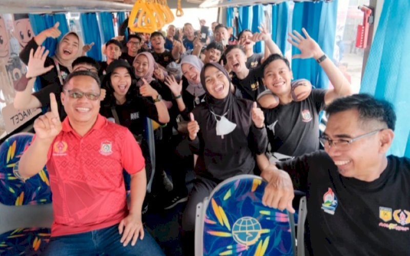 PELEPASAN. Sekretaris DPRD Kota Makassar, Dahyal (kiri), mewakili Pemkot Makassar pada pelepasan kontingen karateka Makassar yang akan berlaga di Porprov Sulsel XVII 2022 Sinjai-Bulukumba di Halaman Kantor KONI Kota Makassar, Kamis (20/10/2022). foto: istimewa