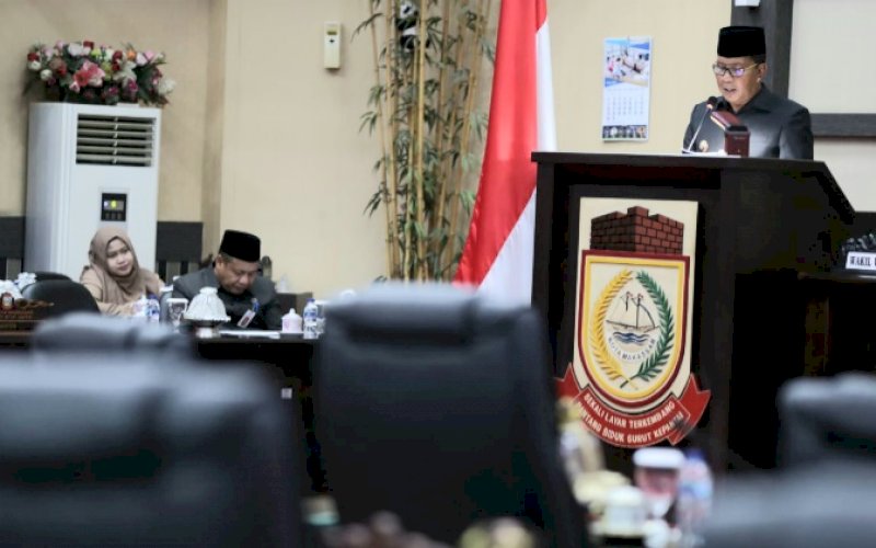 PENJELASAN. Wali Kota Makassar, Moh Ramdhan Pomanto, memberikan penjelasan pada Rapat Paripurna&nbsp; dengan agenda Jawaban Wali Kota terhadap Pemandangan Umum Fraksi-fraksi tentang Ranperda RIPPAR Kota Makassar 2022-2037 di DPRD Kot Makassar, Jumat (28/10/2022). foto: istimewa