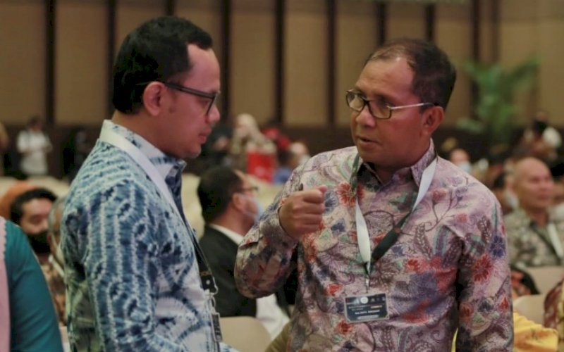 BERBINCANG. Wali Kota Makassar Moh Ramdhan Pomanto berbincang dengan Wali Kota Bogor Bima Arya di sela-sela Business Matching Tahap IV dan Pameran Produk Dalam Negeri di Nusa Dua Convention Center, Bali, Kamis (6/10/2022). foto: istimewa