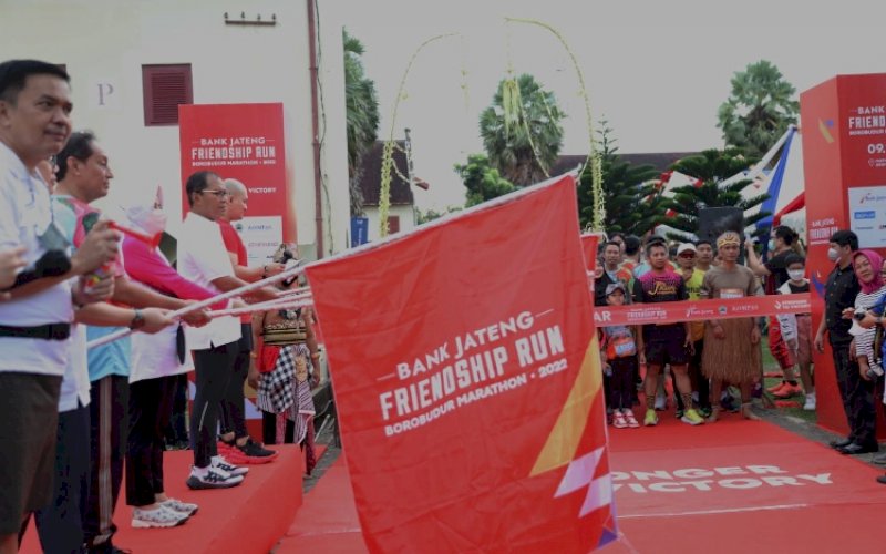PELEPASAN. Wali Kota Makassar Moh Ramdhan Pomanto bersama Gubernur Jawa Tengah Ganjar Pranowo melepas ratusan pelari yang mengikuti ajang Bank Jateng Friendship Run yang mengambil start di Benteng Rotterdam Makassar, Minggu (9/10/2022). foto: istimewa