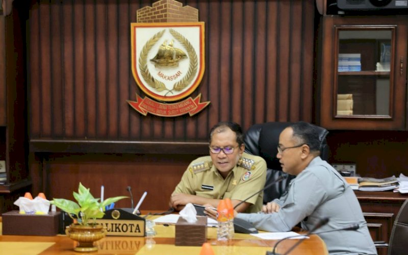 BINCANG. Wali Kota Makassar Moh Ramdhan Pomanto berbincang dengan Kepala Kantor Keamanan Laut Zona Maritim Tengah Laksamana Pertama Bakamla Hanarko Djodi Pamungkas di Balai Kota Makassar, Selasa (18/10/2022). foto: istimewa