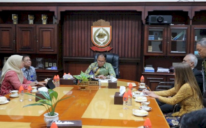PERTEMUAN. Wali Kota Makassar, Moh Ramdhan Pomanto, bertemu kontraktor IPAL Losari dalam rapat di Ruang Sipakalebbi, Balai Kota Makassar, Kamis (20/10/2022). foto: istimewa