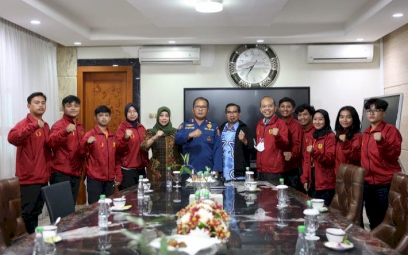 PELEPASAN. Wali Kota Makassar, Moh Ramdhan Pomanto, resmi melepas tim karate Kota Makassar yang akan bertanding di Porprov Sulsel 2022 di Sinjai dan Bulukumba di Jl Amirullah, Kota Makassar, Kamis (13/10/2022). foto: istimewa