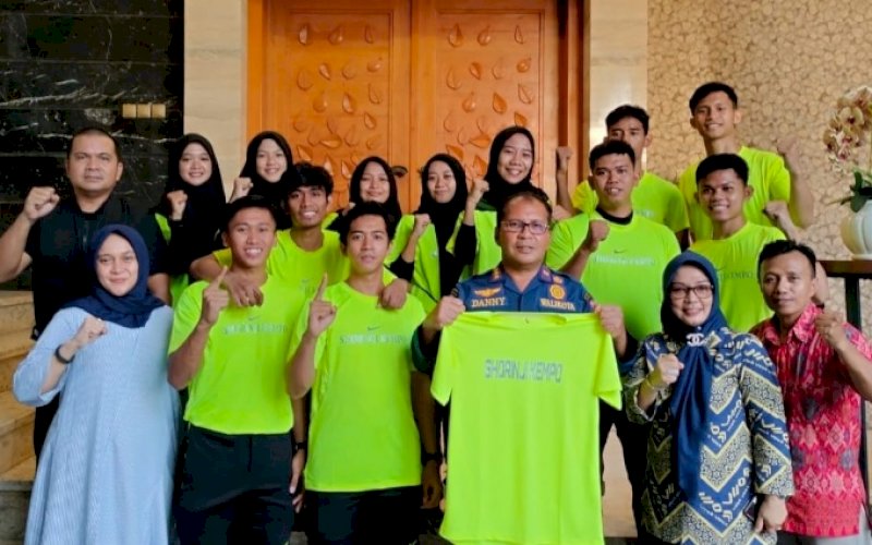 PELEPASAN. Wali Kota Makassar, Moh Ramdhan Pomanto, saat melepas secara resmi melepas kenshi, pelatih, dan pengurus Kempo Kota Makassar sebanya 27 delegasi Perkemi Kota Makassar yang akan berlaga di Porprov Sulsel 2022, Kamis (13/10/2022). foto: istimewa