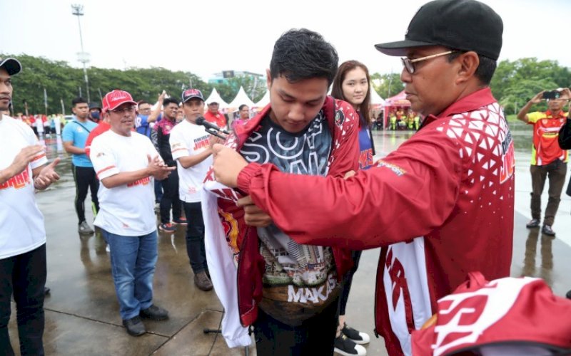 PELEPASAN. Wali Kota Makassar, Moh Ramdhan Pomanto, secara simbolis melakukan Pelepasan dan Pengukuhan Kontingen Porprov Sulsel XVII 2022 Kota Makassar di Lapangan Karebosi Makassar, Minggu (16/10/2022). foto: istimewa