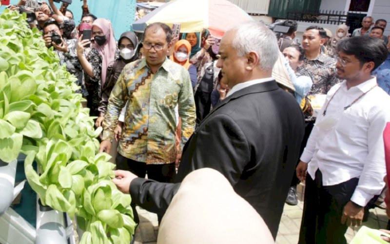 KUNJUNGAN. Wali Kota Makassar, Moh Ramdhan Pomanto, mengajak tamu kehormatannya dari Belgia dan Amerika Serikat jalan-jalan menyusuri Lorong Wisata Taego yang berada di Jl Sunu, Kompleks Unhas, Kelurahan Lembo, Kecamatan Tallo, Kamis (20/10/2022). foto: istimewa