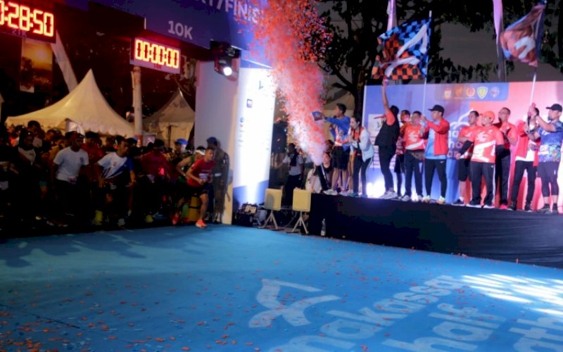 PELEPASAN. Wali Kota Makassar Moh Ramdhan Pomanto didampingi Kepala Dinas Pemuda dan Olahraga Andi Pattiware melepas peserta Makassar Half Marathon 2022 di Jl Penghibur, Kota Makassar, Minggu (2/10/2022). foto: istimewa