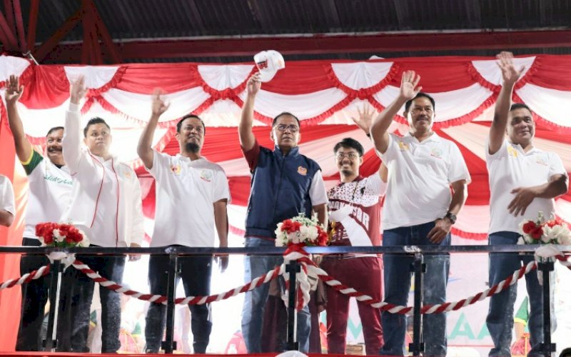 MAKASSAR JUARA. Wali Kota Makassar, Moh Ramdhan Pomanto (tengah), saat menghadiri pembukaan Porprov Sulsel XVII 2022 di Kabupaten Sinjai. Kontingen Kota Makassar berhasil meraih juara umum Porprov Sulsel XVII 2022. foto: istimewa