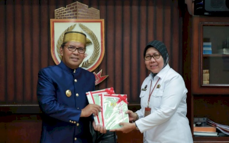 PENYERAHAN. Kepala BPN Kota Makassar Marliana menyerahkan sembilan sertifikat tanah kepada Wali Kota Makassar Moh Ramdhan Pomanto di Balai Kota Makassar Rabu (19/10/2022). foto: istimewa
