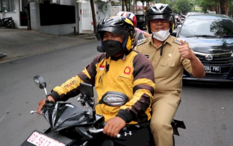 NAIK OJOL. Wali Kota Makassar, Moh Ramdhan Pomanto, dibonceng menggunakan Ojek Online (Ojol) dari kediaman pribadinya di Jl Amirullah ke Claro Makassar, Jl AP Pettarani, Kota Makassar, Selasa (11/10/2022). foto: istimewa