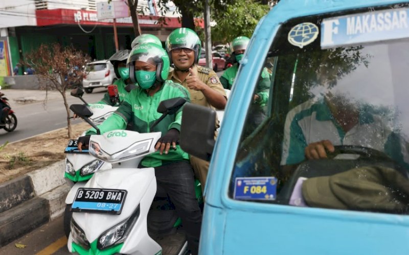 NAIK OJOL. Wali Kota Makassar, Moh Ramdhan Pomanto, naik Ojek Online (Ojol) menuju Kantor Dinas Kependudukan dan Catatan Sipil (Disdukcapil) Kota Makassar di Jl Teduh Bersinar, Selasa (25/10/2022). foto: istimewa
