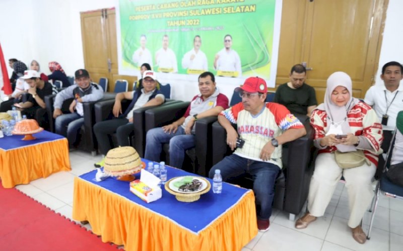 BERI SEMANGAT. Wali Kota Makassar, Moh Ramdhan Pomanto (tengah), memberikan semangat dengan menyaksikan langsung para atlet karate berlaga di Porprov Sulsel XVII 2022 di Gedung Pertemuan Sinjai, Kabupaten Sinjai, Minggu (23/10/2022). foto: istimewa