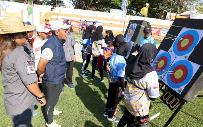 NONTON PANAHAN. Wali Kota Makassar, Moh Ramdhan Pomanto, menyaksikan langsung pertandingan cabang olahraga panahan pada Porprov Sulsel XVII 2022 di Stadion Mini Bulukumba, Kabupaten Bululumba, Minggu (23/10/2022). foto: istimewa