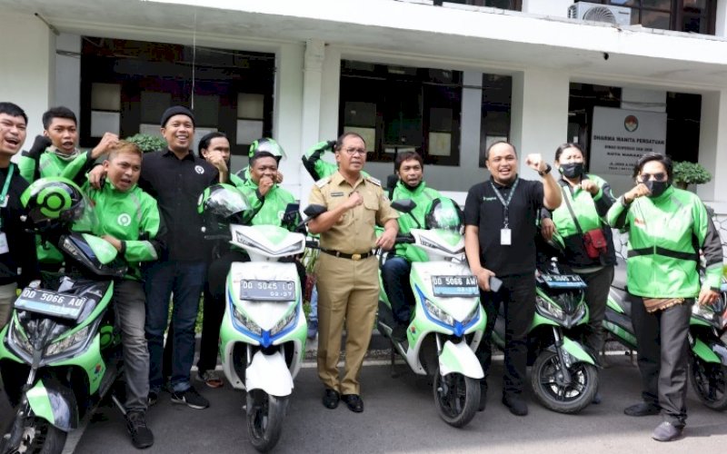 OJOL DAY. Wali Kota Makassar, Moh Ramdhan Pomanto, bersama sejumlah driver ojek online. Gojek memberikan promo khusus bagi seluruh warga Makassar saat menggunakan layanan transportasi GoRide maupun GoCar. foto: istimewa