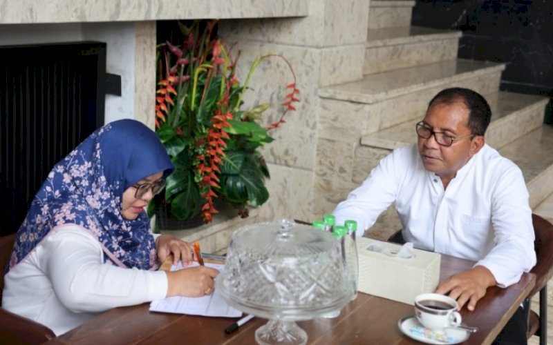 PENDATAAN REGSOSEK. Wali Kota Makassar, Moh Ramdhan Pomanto, menjadi responden pendataan awal Regsosek (Registrasi Sosial Ekonomi) 2022 yang dilaksanakan Badan Pusat Statistik (BPS) di kediaman pribadinya, Jl Amirullah, Kota Makassar, Jumat (28/10/2022). foto: istimewa