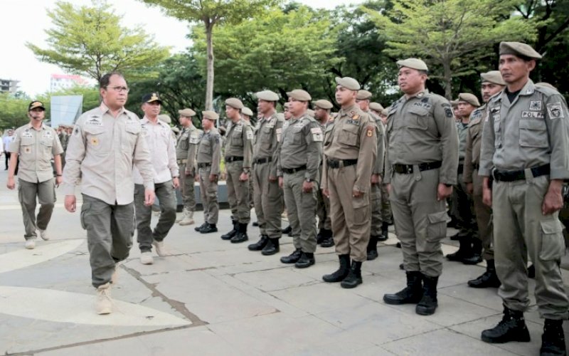 PEMERIKSAAN. Wali Kota Makassar, Moh Ramdhan Pomanto, memeriksa kesiapan personel Satpol PP Kota Makassar saat di pelataran City of Makassar Anjungan Pantai Losari Makassar, Rabu (19/10/2022). foto: istimewa