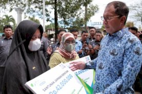 Danny Pomanto Serahkan Santunan Jaminan Kematian ke Ahli Waris Jukir Perumda Parkir