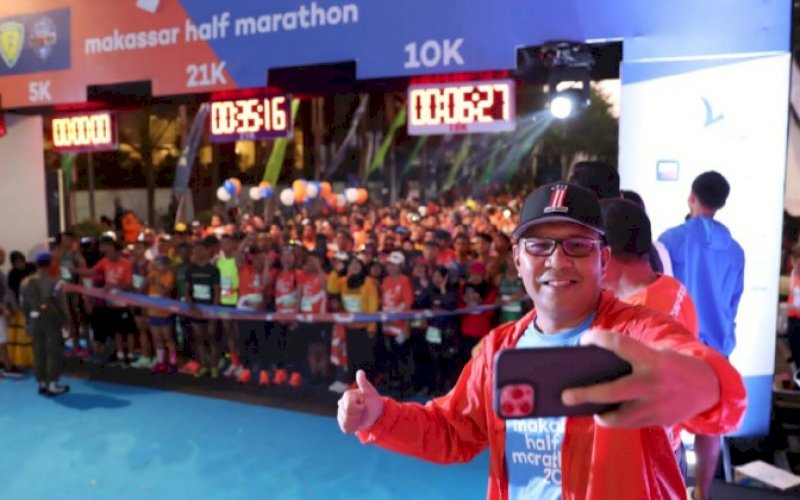 ABADIKAN MOMEN. Wali Kota Makassar Moh Ramdhan Pomanto mengabadikan momen sebelum dengan berselfie sesaat sebelum melepas peserta Makassar Half Marathon 2022 di Jl Penghibur, Kota Makassar, Minggu (2/10/2022). foto: istimewa