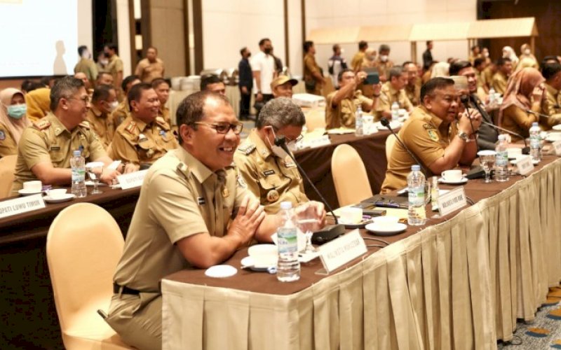 TPID AWARD. Wali Kota Makassar, Moh Ramdhan Pomanto, bersama kepala daerah se-Sulsel lainnya menghadiri High Level Meeting TPID Pemprov Sulsel di Hotel Claro Makassar, Selasa (11/10/2022). Pada kesempatan ini Pemkot Makassar meraih penghargaan Tim Pengendali Inflasi Daerah (TPID) Award 2022 Bank Indonesia. foto: istimewa