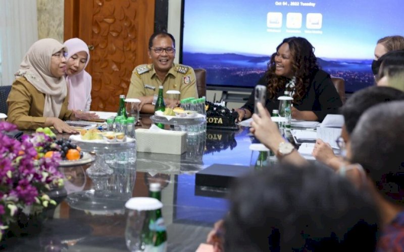 PERTEMUAN. Wali Kota Makassar, Moh Ramdhan Pomanto, bertemu dengan Deputy Director of the&nbsp;Office of Foreign Assistance, US Department of State, Dr Tracy M Carson, saat berkunjungi di kediaman pribadinya, Jl Amirullah, Kota Makassar, Selasa (4/10/2022). foto: istimewa