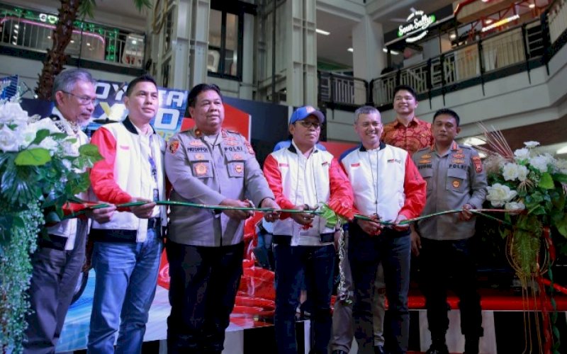 PEMBUKAAN. Wali Kota Makassar, Moh Ramdhan Pomanto, secara resmi Toyota Expo 2022 di Atrium Mall Ratu Indah (MaRI) Makassar, Rabu (19/10/2022). foto: istimewa