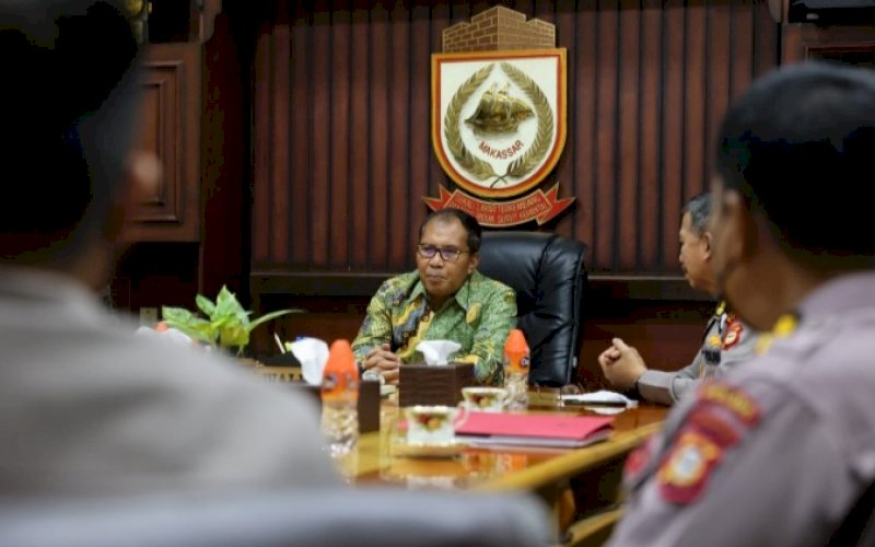 PERTEMUAN. Wali Kota Makassar, Moh Ramdhan Pomanto, menerima kunjungan Kabiddokkes Polda Sulsel Kombes Pol Yusuf Mawadi di ruang kerjanya, Kantor Balai Kota Makassar, Kamis (20/10/2022). foto: istimewa