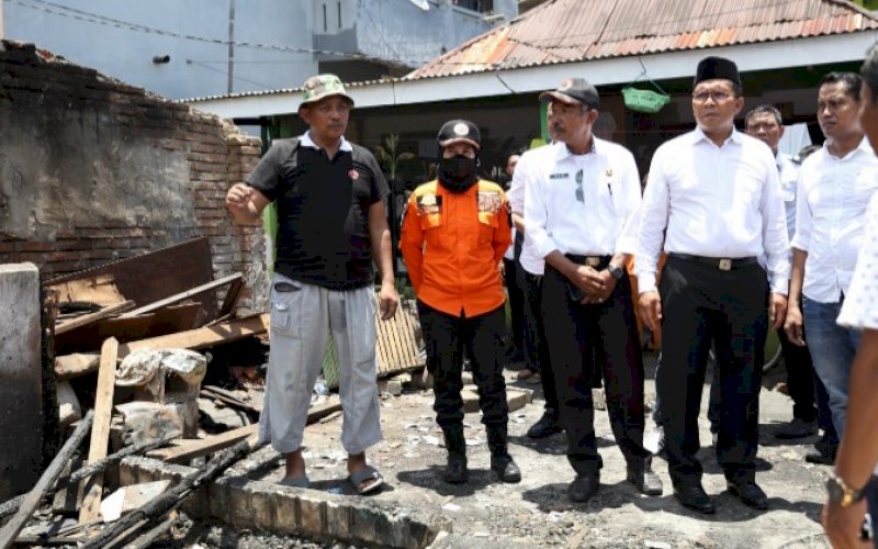 PENINJAUAN. Wali Kota Makassar, Moh Ramdhan Pomanto, meninjau lokasi kebakaran di Jl Kangkung Timur dan Jl Bawakaraeng, Kelurahan Tompo Balang, Kecamatan Bontoala, Kota Makassar, Rabu (5/10/2022). foto: istimewa