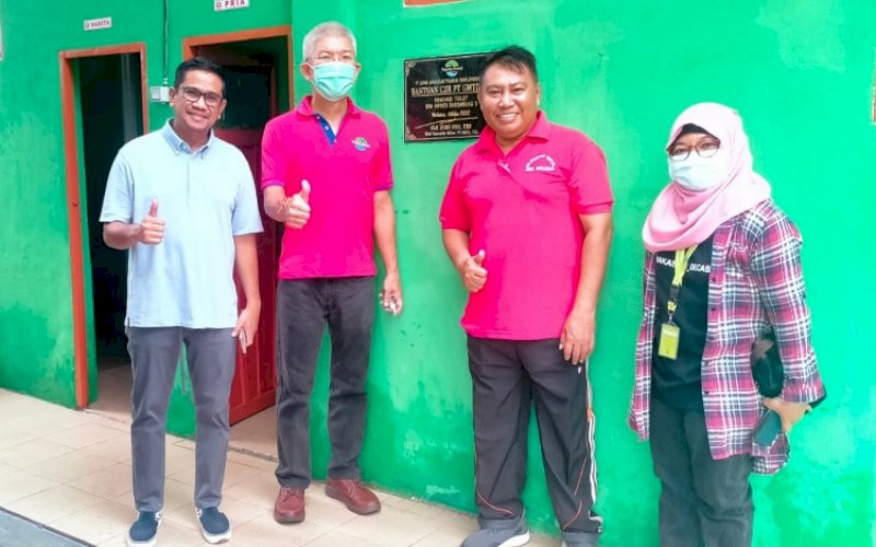 CSR GMTD. Associate Director GMTD Andi Eka Firman Ermawan didampingi CEO GMTD Gan Song Pho dan Public Relations PT GMTD Tbk Angki pada penyerahan bantuan CSR melalui perbaikan sarana dan prasarana sekolah. foto: istimewa