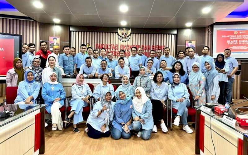 PELANTIKAN. Pelantikan dan Rapat Kerja Pengurus Pusat IKAFE Unhas Periode 2022-2024 dilaksanakan di Ruang Rapat Senat FEB Unhas. foto: istimewa