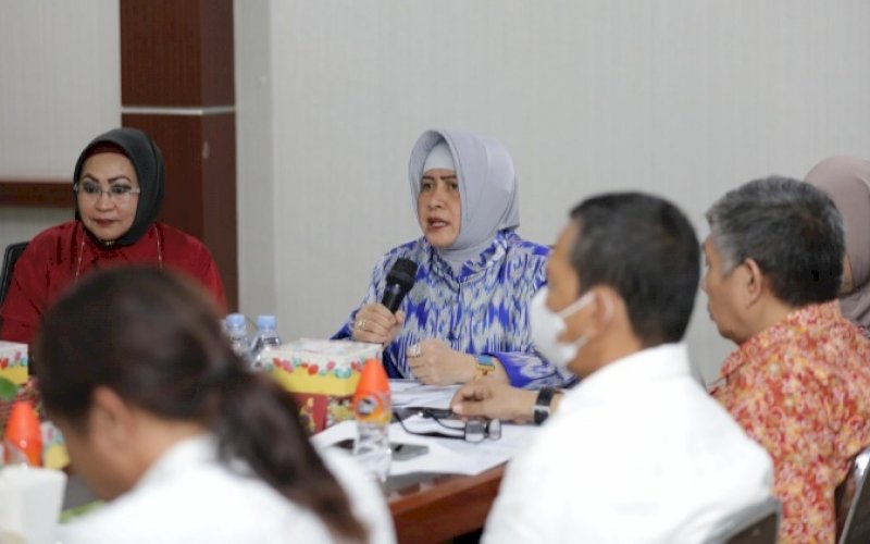 RAPAT KOORDINASI. Ketua TP PKK Kota Makassar, Indira Jusuf Ismail, melakukan rapat koordinasi bersama jajaran Dinas Lingkungan Hidup (DLH) Kota Makassar, Jumat (21/10/2022). foto: istimewa