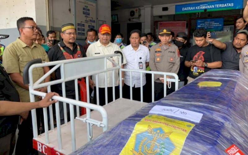 PENJEMPUTAN. Suasana penjemputan tiga jenazah warga Sulsel korban penyerangan Kelompok Kriminal&nbsp;Bersenjata (KKB) yang terjadi di Teluk Bintuni, Provinsi Papua Barat, Kamis (29/9/2022) lalu, tiba tiba Kargo Bandara Internasional Sultan Hasanuddin Makassar, Minggu (2/10/2022). foto: istimewa