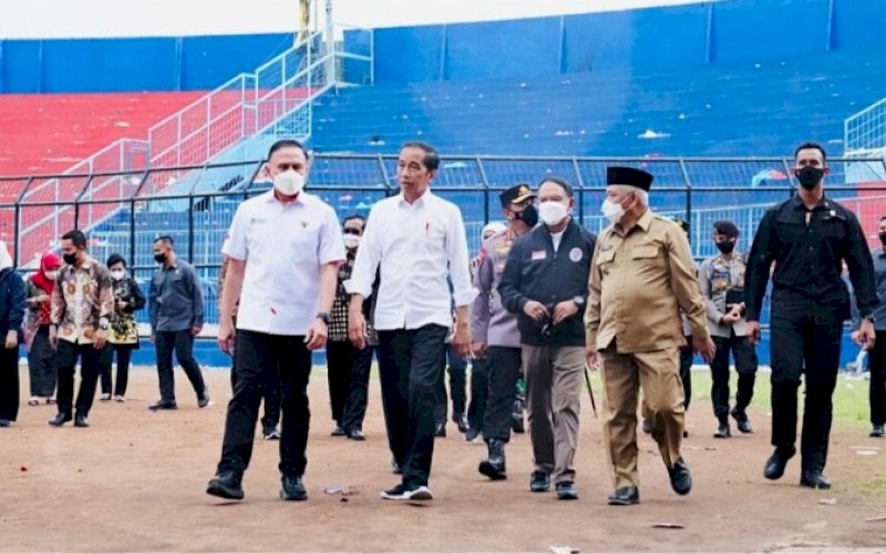 PENINJAUAN. Presiden Joko Widodo bersama Ibu Iriana Joko Widodo meninjau kondisi Stadion Kanjuruhan, Kabupaten Malang, Jawa Timur, Rabu (5/10/2022). foto: istimewa