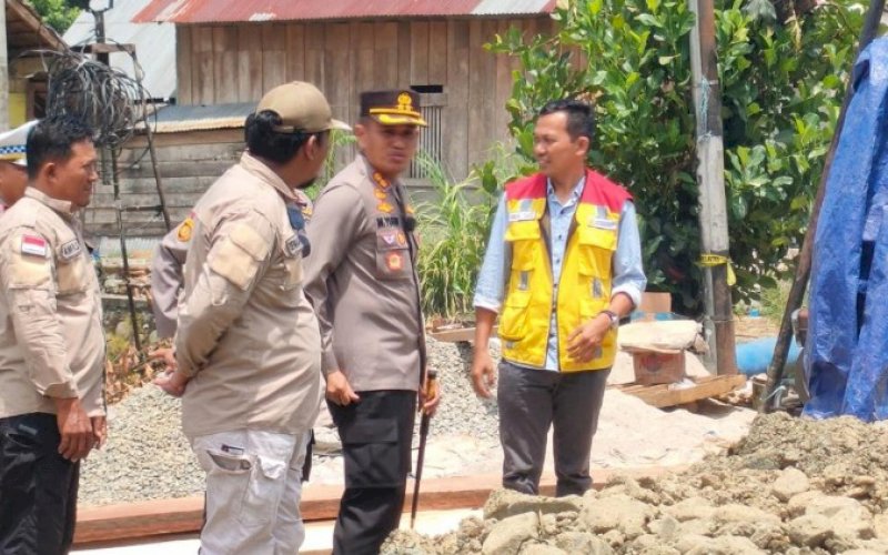 PENINJAUAN. Kapolres Palopo, AKBP Muh Yusuf Usman, meninjau pekerjaan Jembatan Salupikung, Kelurahan Rampoang, Kecamatan Wara Utara, Kota Palopo, Rabu (26/10/2022). foto: istimewa