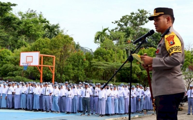 PIMPIN UPACARA. Kapolres Palopo, AKBP Muh Yusuf Usman, yang merupakan Inspektur Upcara memimpin upacara bendera program Police Goes to School di SMAN 1 Palopo, Senin (10/10/2022). foto: istimewa