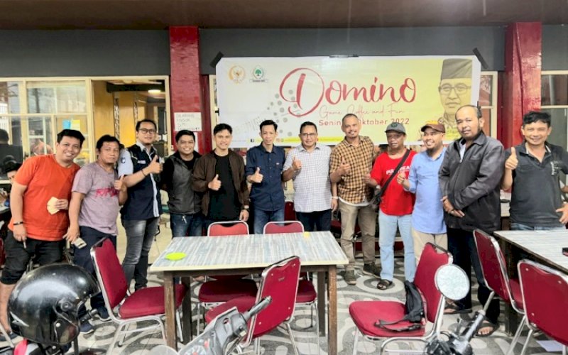 KEBERSAMAAN. Anggota Fraksi Partai Golkar DPR RI, Muhammad Fauzi, bersama sejumlah peserta lomba domino bertema 'Game, Coffee, and Fun' di Warkop 115, Jl Toddopuli Raya, Kota Makassar, Senin (10/10/2022). foto: istimewa