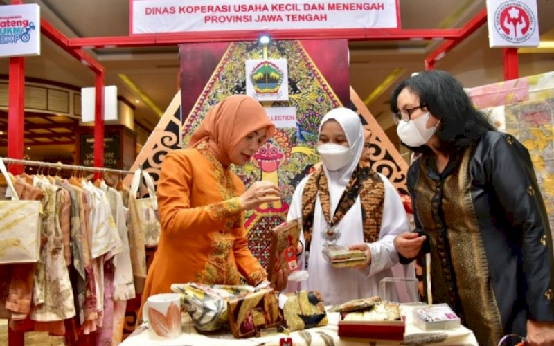 UKM EXPO. Ketua Dekranasda Provinsi Sulsel, Naoemi Octarina (tengah), menghadiri UKM Dekranasda Jateng Expo 2022 Goes to Sulsel di Mal Phinisi Point Makassar, Jumat (21/10/2022). foto: istimewa