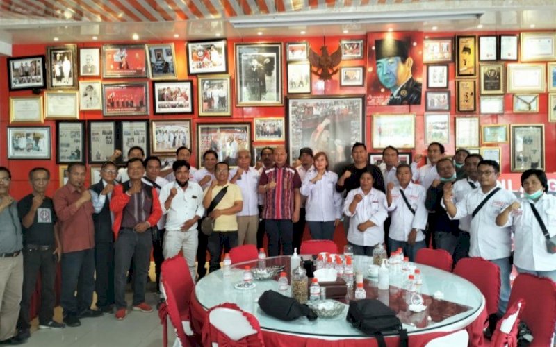 PERTEMUAN. Bupati Tapanuli Utara, Provinsi Sumatera Utara, Nikson Nababan, saat menerima kehadiran pengurus SMSI Sumut, Panitia Rangkaian HPN SMSI 2023 di Sumut, dan pengurus SMSI Taput di Rumah Dinas Bupati, Tarutung, Kamis (6/10/2022). foto: istimewa
