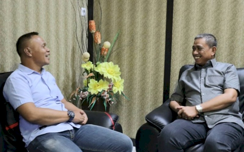 SILATURAHMI. Danyon C Pelopor Satuan Brimob Polda Sulsel Kompol Nur Ichsan berbincang santai dengan Bupati Wajo Amran Mahmud di Mako Brimob Batalyon C Pelopor, Kabupaten Bone, Sabtu (29/10/2022) malam. foto: istimewa